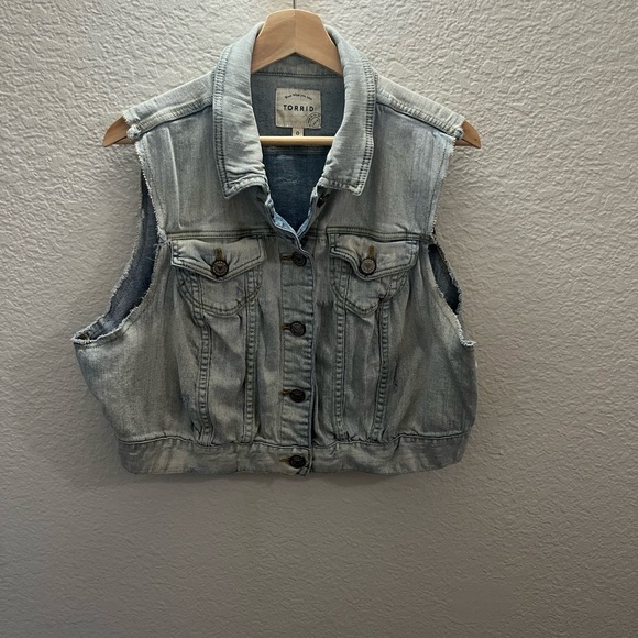 Torrid Metal Studded Skull Distressed Denim Biker Vest Stretch Outdoor Women's 0 - Picture 2 of 8